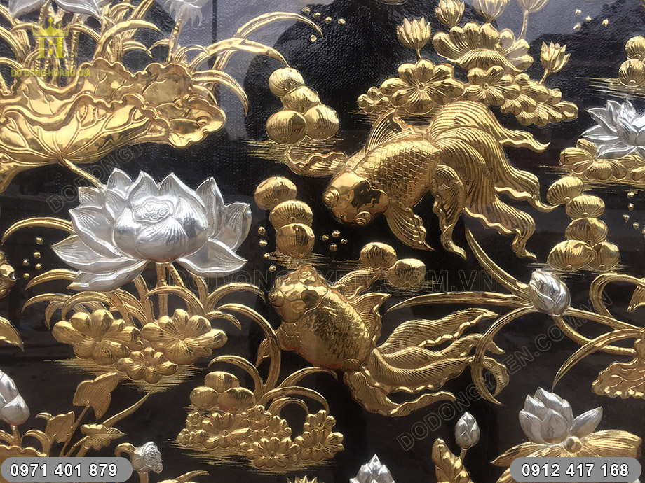 tranh c&aacute; ch&eacute;p hoa sen mạ v&agrave;ng